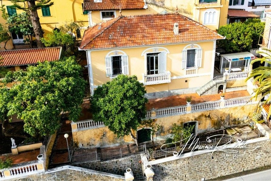 Photos Villa Martini ora Revelli, in stile Liberty, in vendita a Taggia