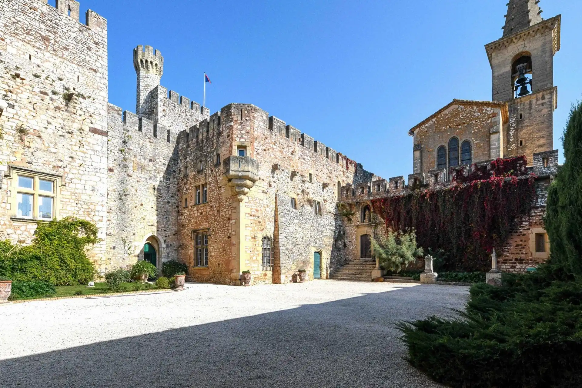 Photos Mittelalterliches Château im Gard zwischen Nimes und Avignon
