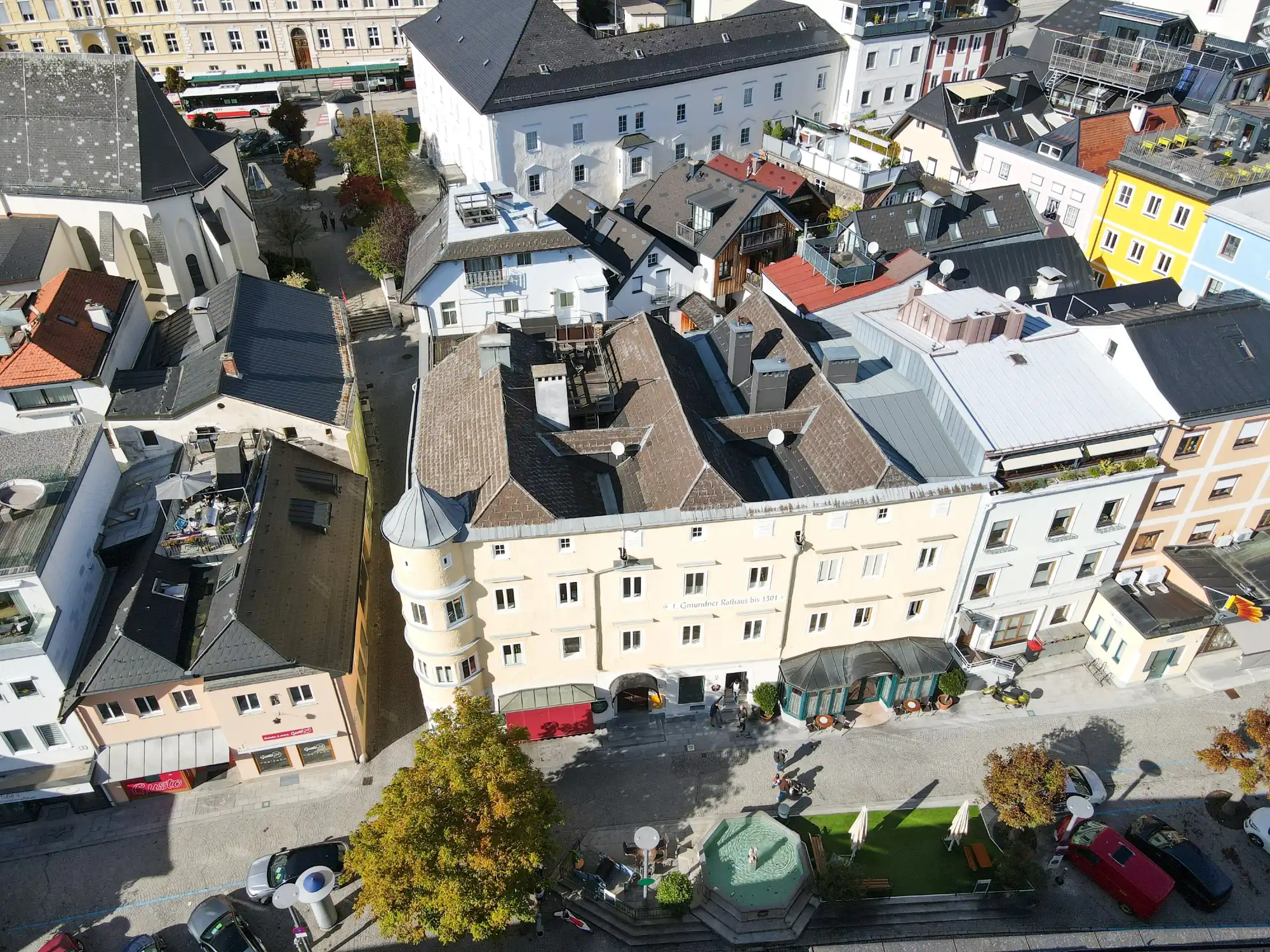 Photos Historisches Rathaus am Marktplatz in Gmunden mit genehmigtem Dachgeschossausbau