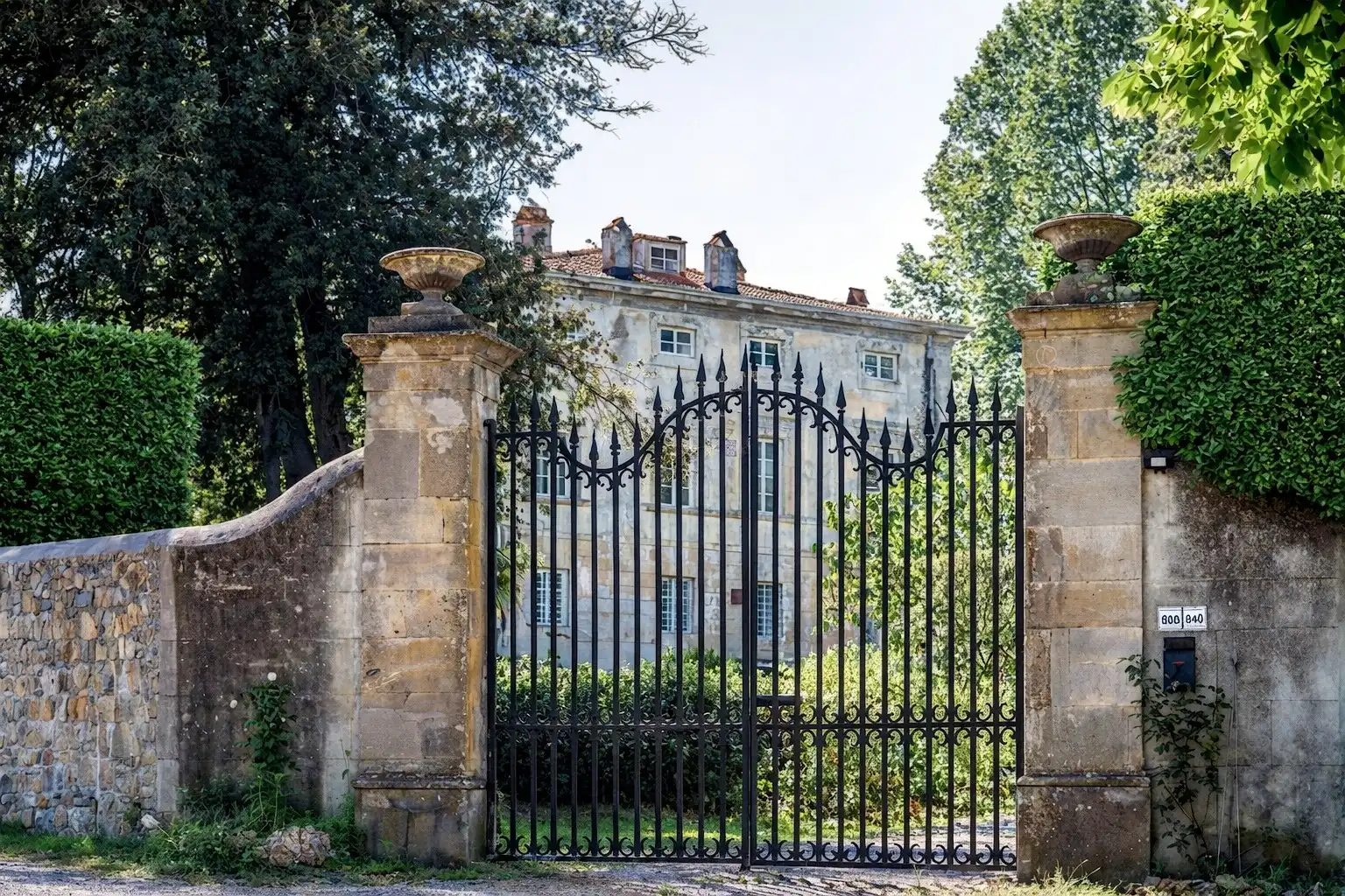 Photos Historische Villa bei Lucca mit Nebengebäuden, Kapelle, Olivenhain und Weinberg