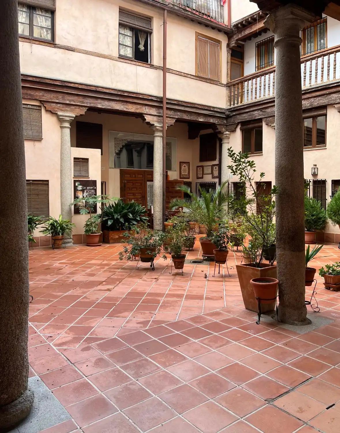 Photos Renovated apartment in historic Toledo with beautiful XVIth century ceilings