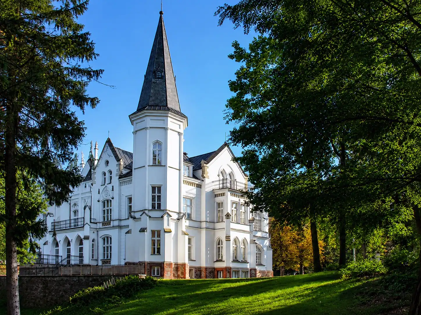 Photos Residenz Victoria - Neogotisches Palais im Südwesten von Polen (Niederschlesien)