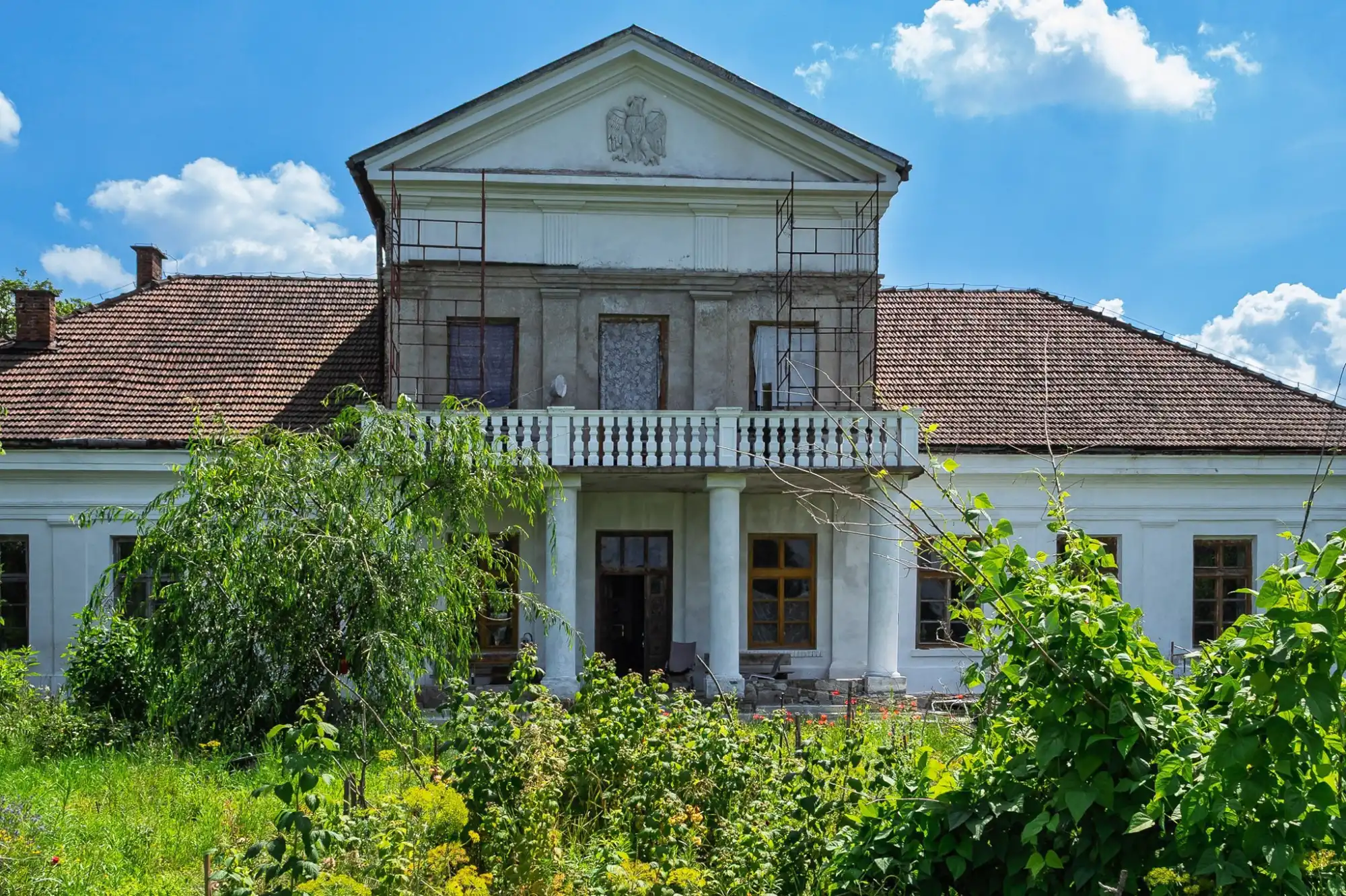 Photos Wyjątkowy, zabytkowy, klasycystyczny dwór z 4 ha parkiem, w malowniczej okolicy 3 uzdrowisk: Buska, Solca i Pińczowa