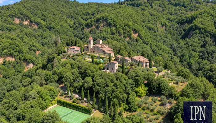Propriété de caractère avec église dans le hameau médiéval de Monte Migiano