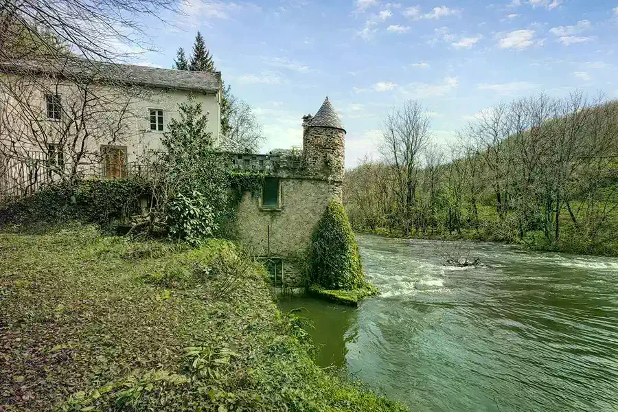 Biens de caractère, Un moulin, une cascade, vingt ans