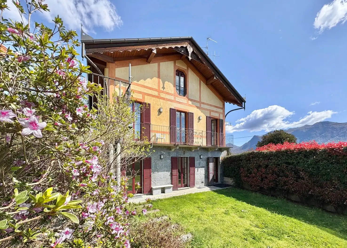 Photos Historisches Anwesen mit Seeblick, gepflegter Garten, helle Räumlichkeiten, drei separate Wohneinheiten