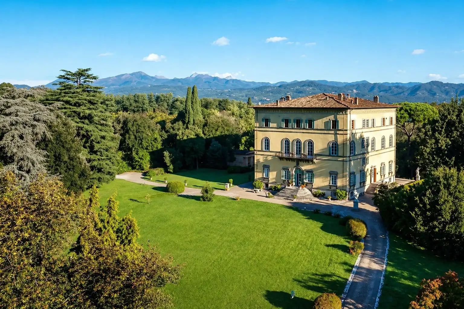 Photos Renaissancevilla mit großem Festsaal und originalen Fresken bei Lucca