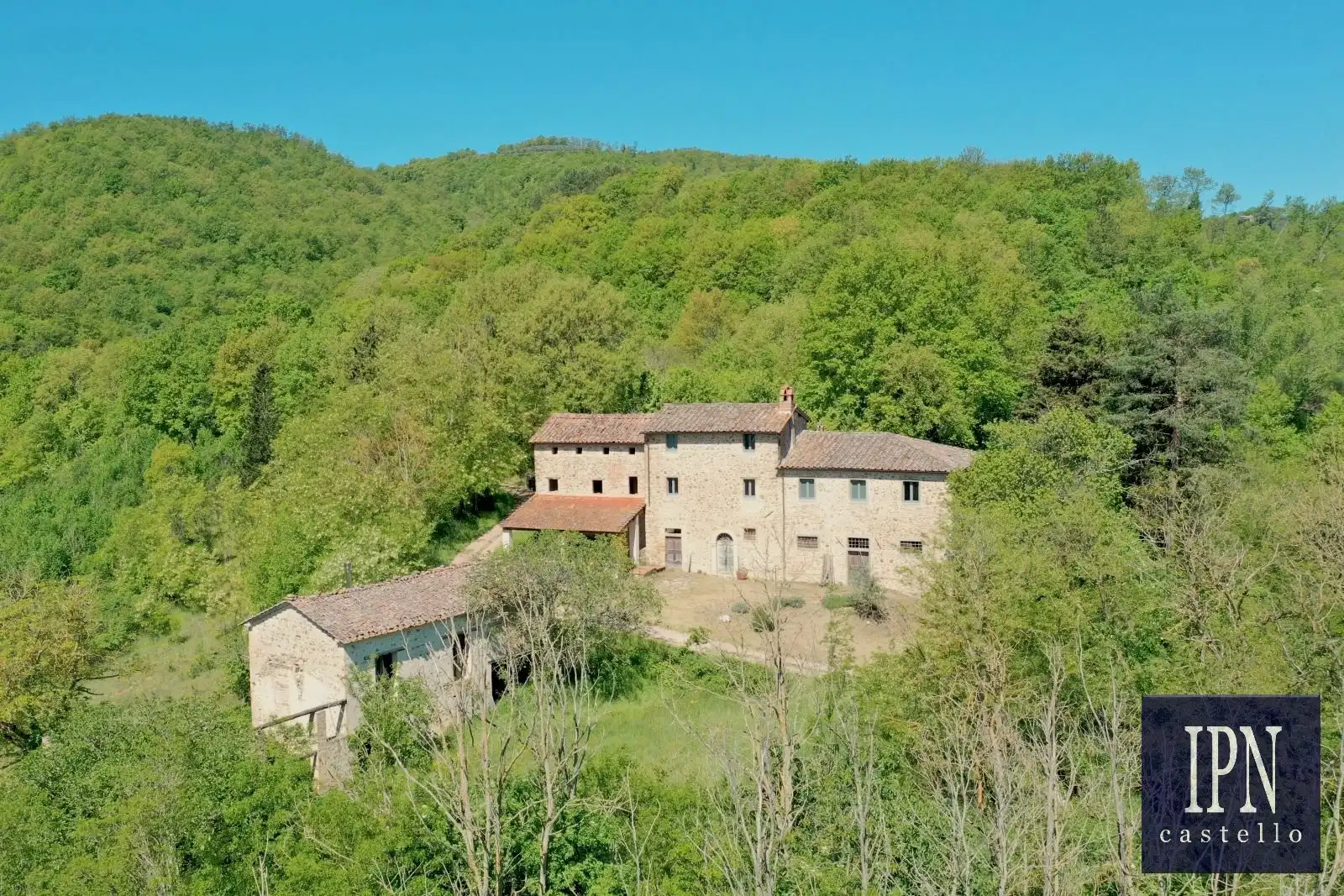 Photos Maison de campagne en pierre avec vue panoramique, grange et ruines d'église