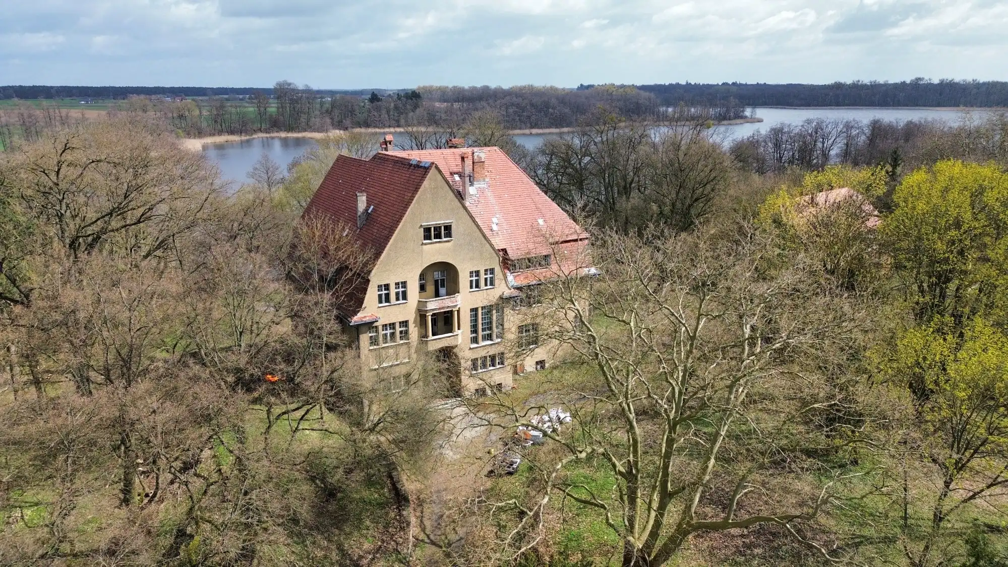 Photos Manoir de style réformiste au bord d’un lac à l’ouest de Poznań