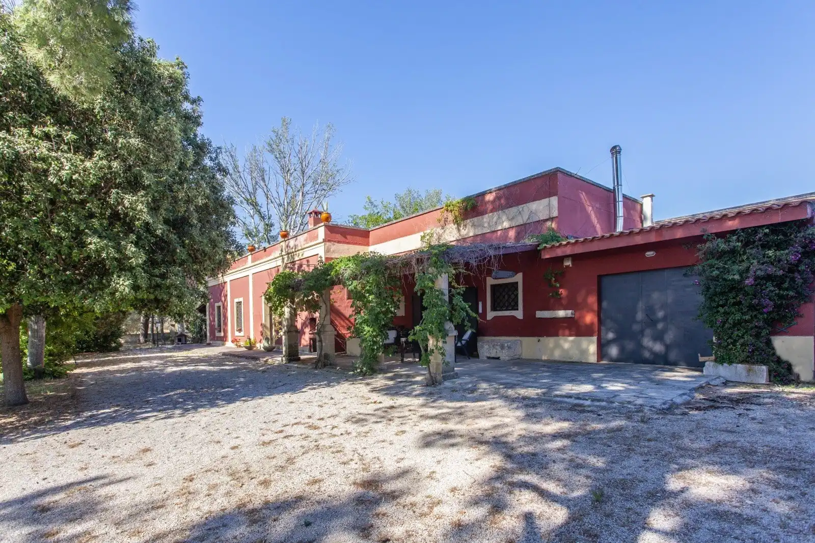 Photos Villa à vendre à Francavilla Fontana avec voûtes en étoile et terrain d'un hectare
