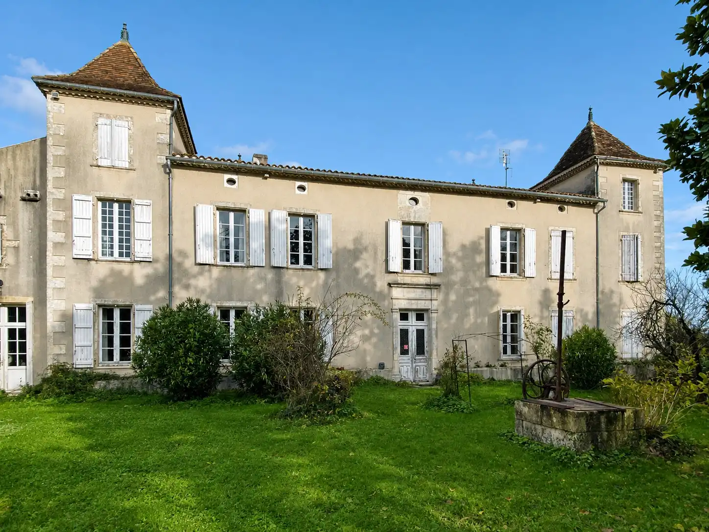 Photos Logis du XVIIIe siècle avec dépendances et étang à Condéon