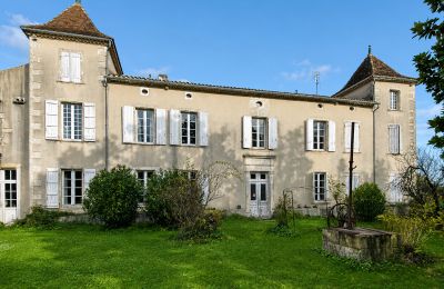 Biens de caractère, Logis du XVIIIe siècle avec dépendances et étang à Condéon