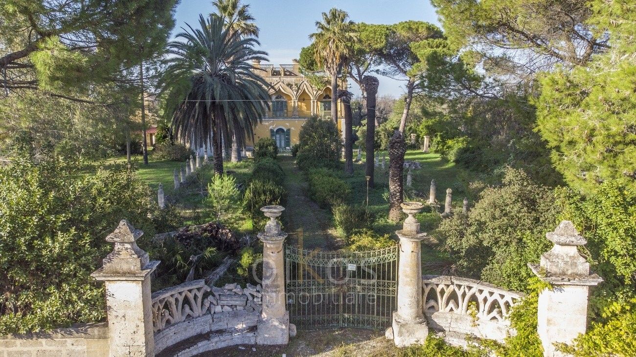 Photos Villa historique à vendre dans les Pouilles avec jardin et oliveraie