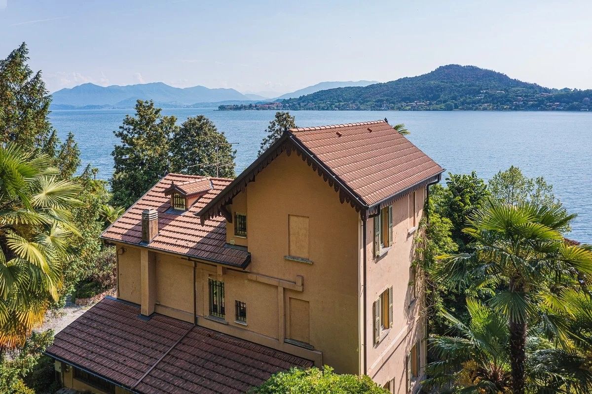 Photos Prestigieuse propriété composée d'une villa et d'une annexe en face du lac Majeur