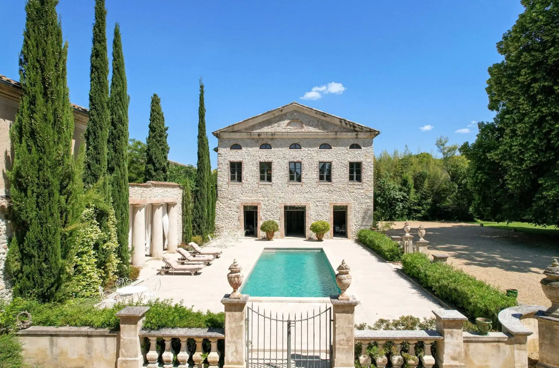 Photos Château Monument Historique du XIVe siècle avec domaine de 7 hectares