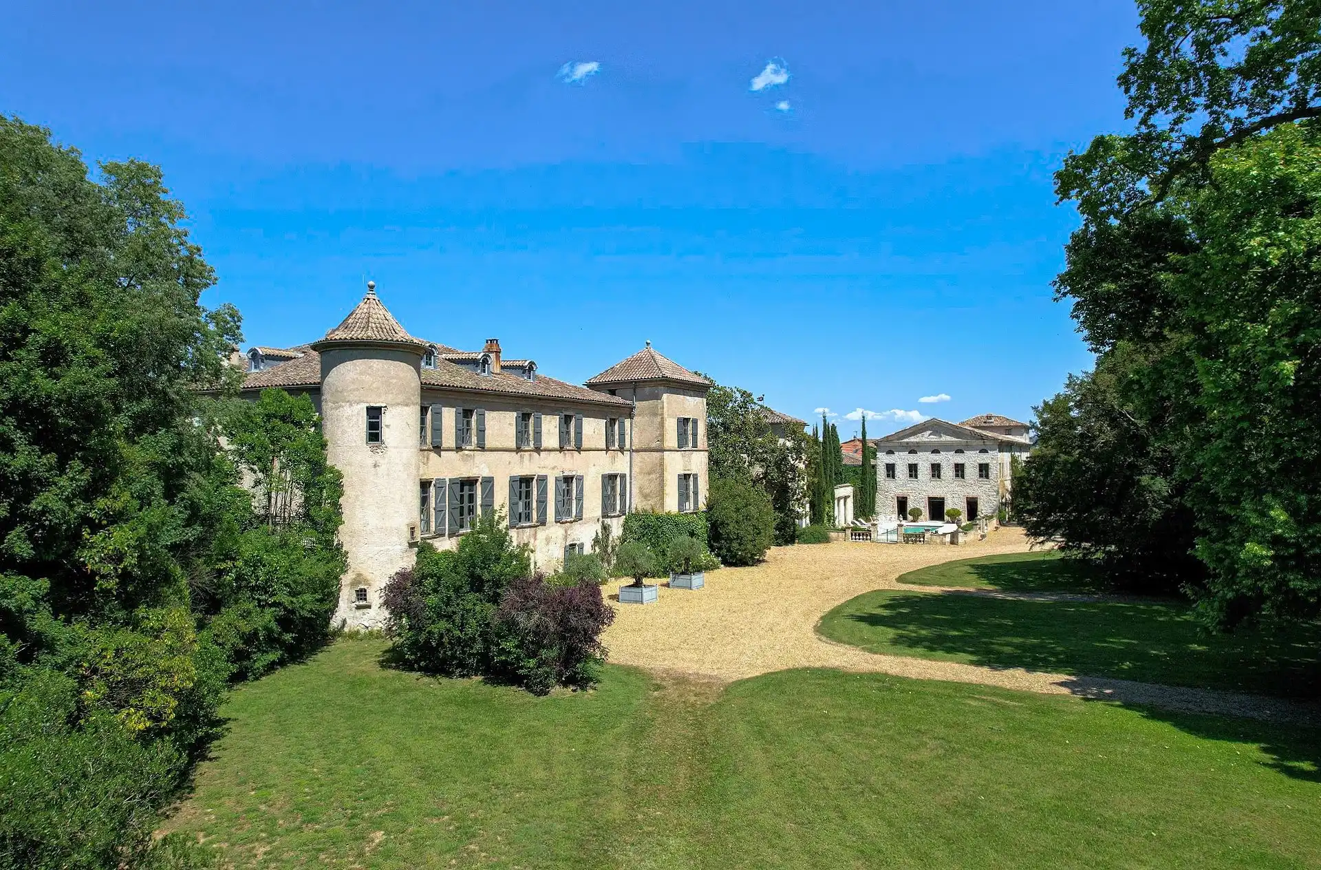 Photos Château Monument Historique du XIVe siècle avec domaine de 7 hectares