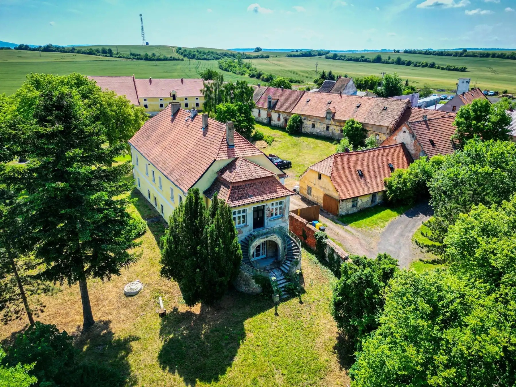 Photos Domaine avec château baroque à Milčeves
