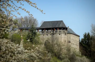 Château à vendre Bavière, Haupthaus mit Wehrgang und überdachter Terrasse