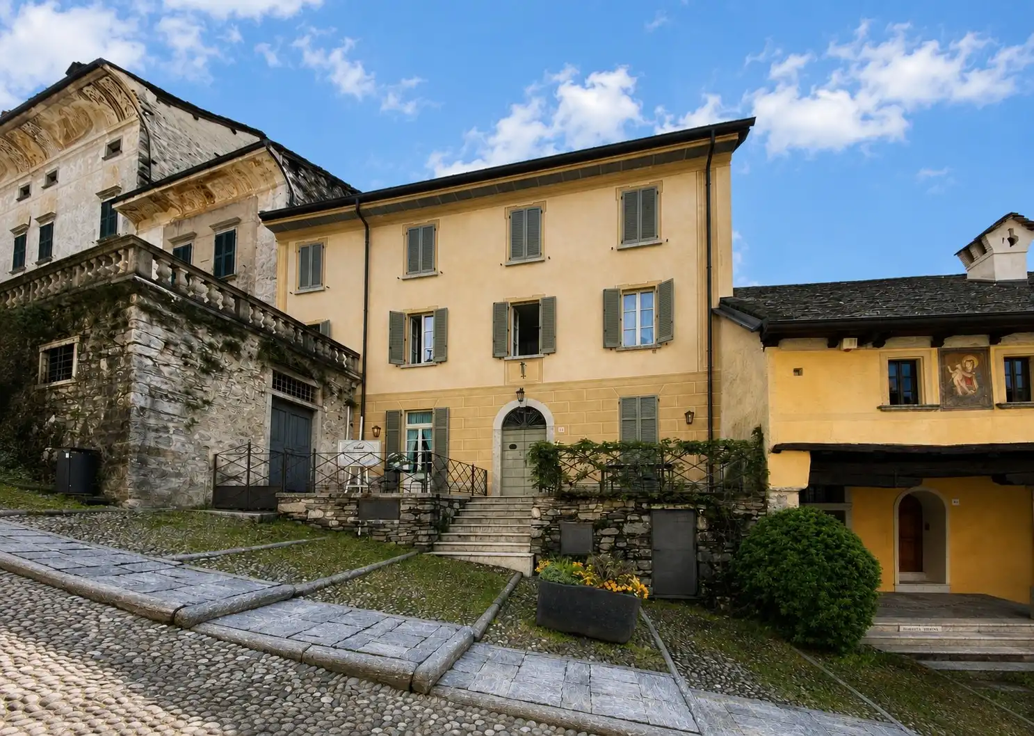 Photos Centro storico di Orta San Giulio sul Lago d'Orta vendesi appartamento trilocale con possibilità garage