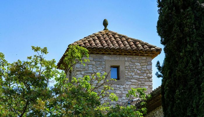 Domaine restauré de 7,37 ha à 13 km d'Uzès