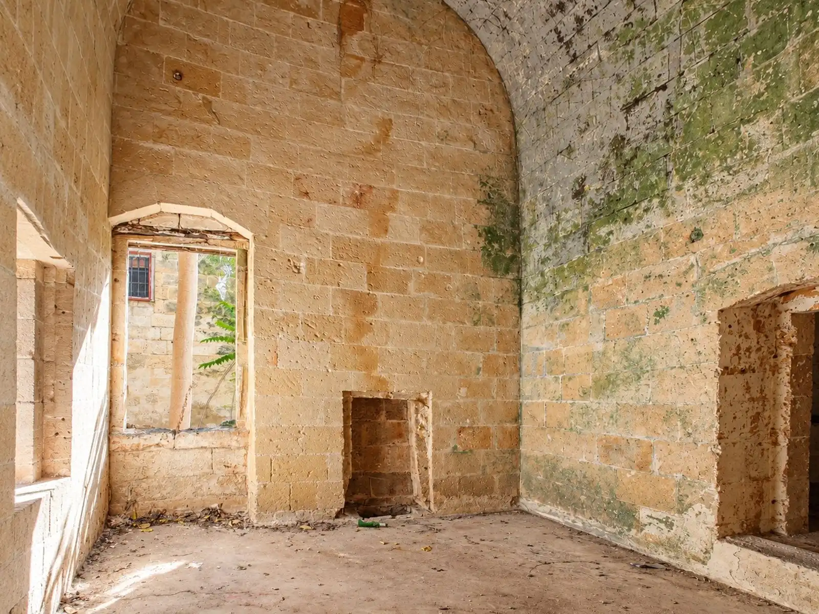 Photos Demeure historique à restaurer au cœur de Manduria, avec cheminées, jardin et terrasses