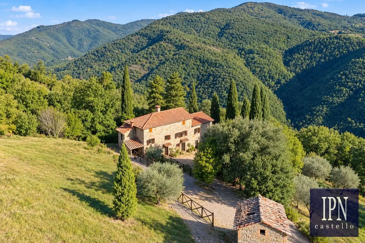 Photos Maison de campagne sur deux niveaux près de Santa Maria la Rassinata