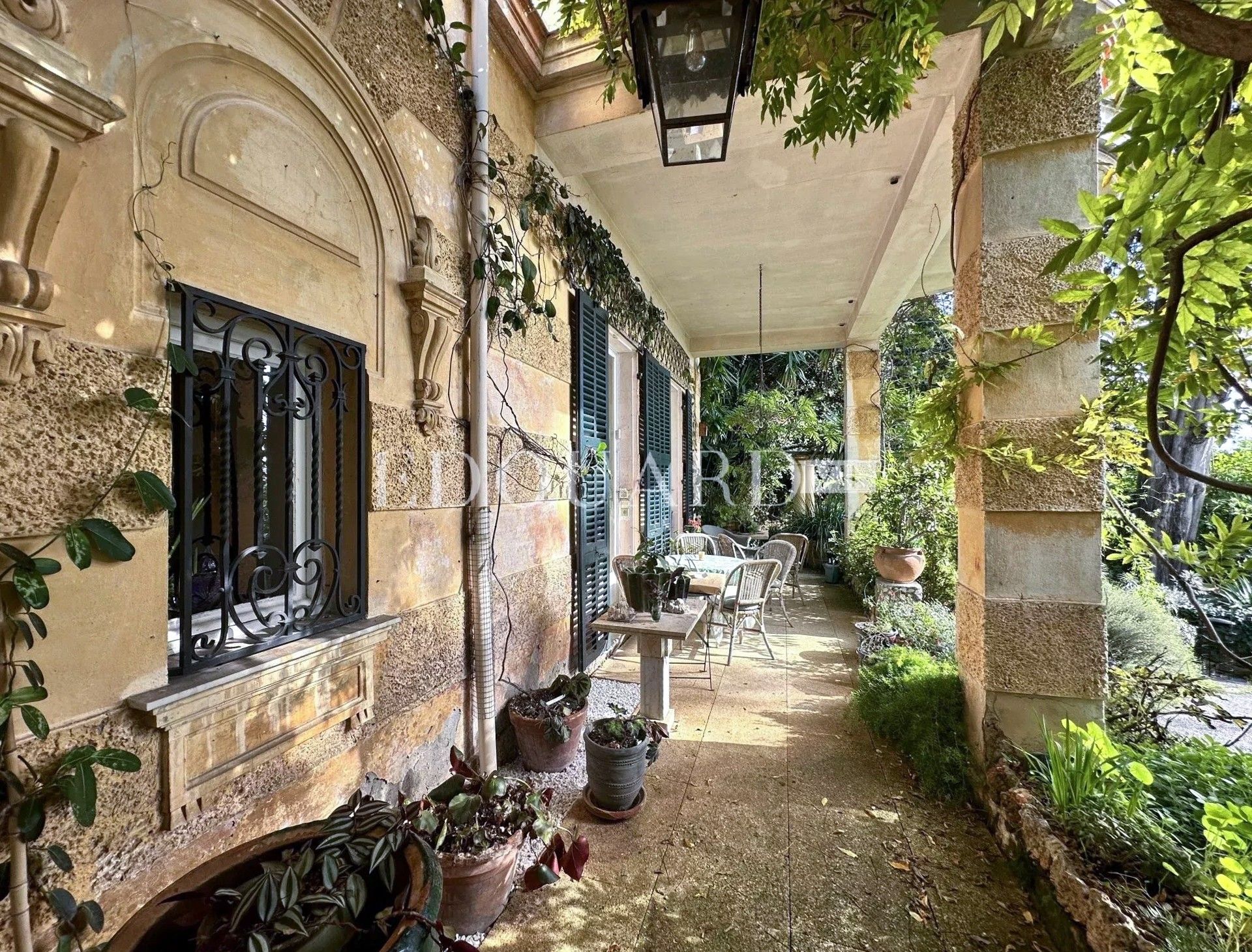 Photos Grand appartement avec jardin spectaculaire et vue sur la mer