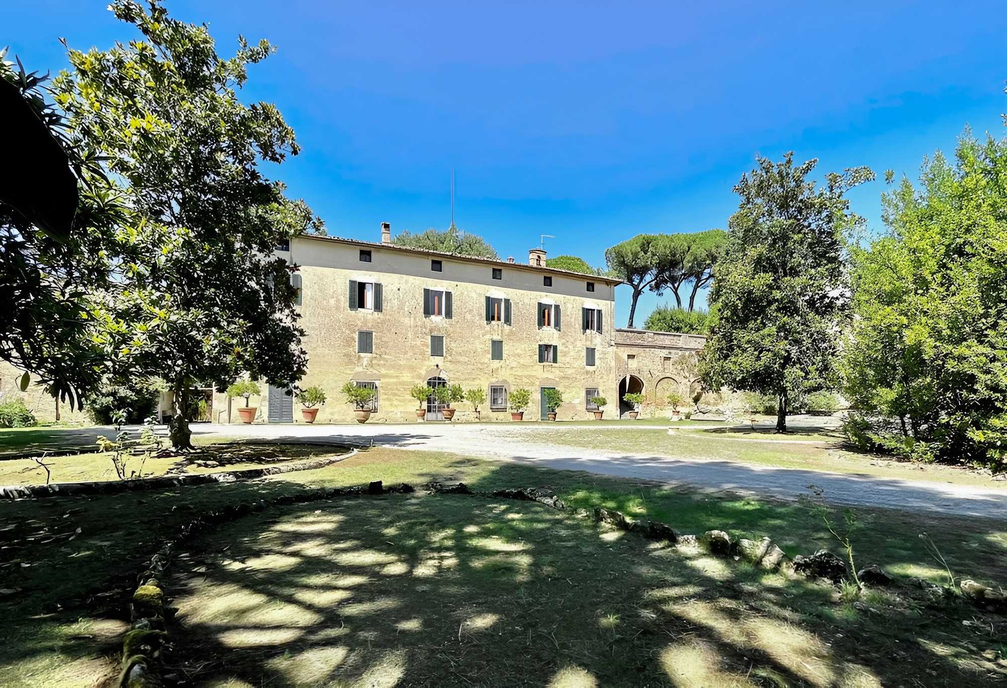 Photos Grande villa historique sur une colline avec vue sur Sienne