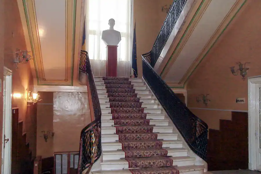Le grand escalier de marbre en 2006, en usage judiciaire, avec décor officiel et tapis d’escalier