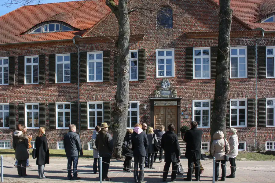 Visite guidée devant le manoir de Ludorf près de la Müritz