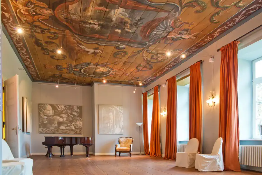 Grande salle de réception au manoir de Ludorf avec peintures au plafond