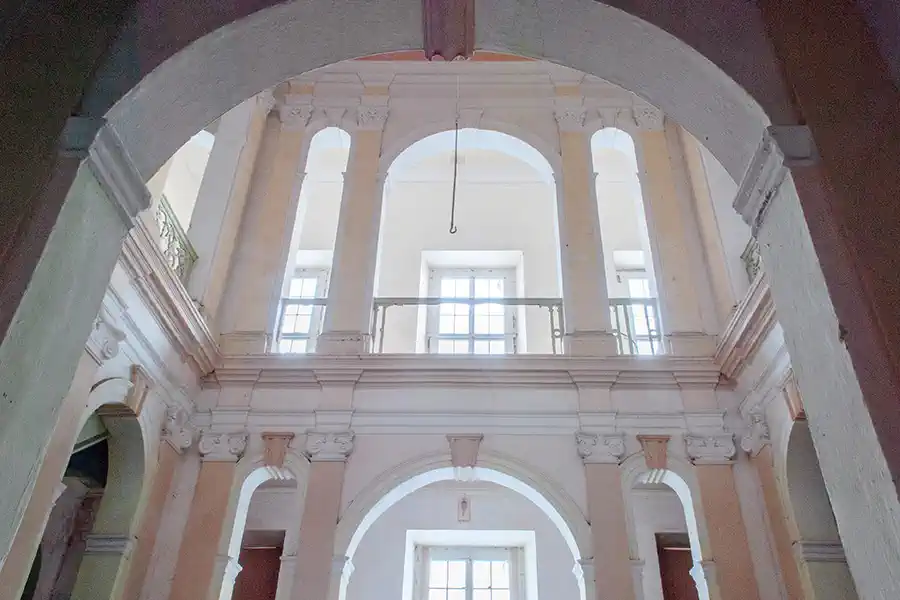 Cage d'escalier et hall intérieur au domaine de Kummerow