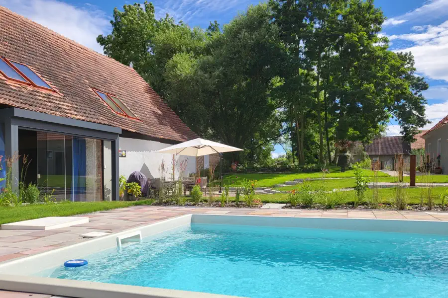 Ogród zamkowy z basenem