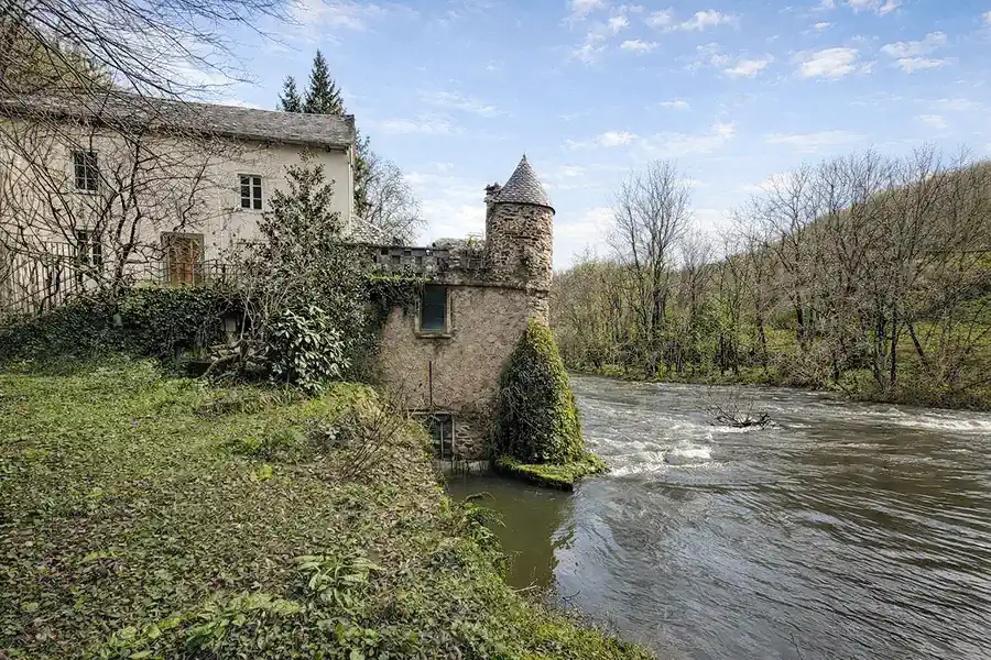 Moulin historique au bord d’une rivière dans le sud de la France