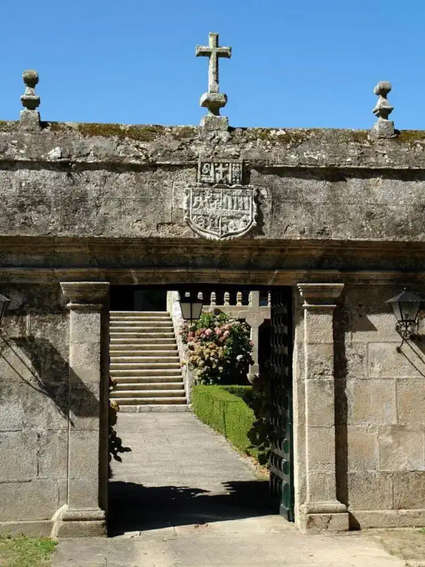 Portail principal donnant sur la cour intérieure du Pazo de Ferreiroá.
