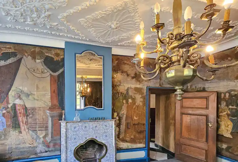 La chambre historique à tapisserie du Château Thor avec ses peintures murales et son aménagement original