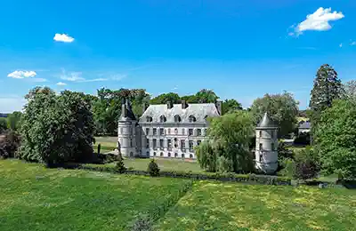 Biens historiques, Château Louis XIII à vendre près de Paris – Propriété de 40 hectares en Bourgogne