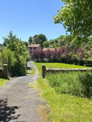 Ancien monastère restauré en Auvergne avec gîte et jardins privés, Auvergne-Rhône-Alpes