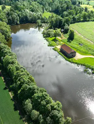 Ancienne brasserie de Õisu mõis au bord du lac, Õisu, Viljandi maakond