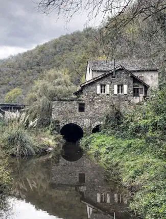 Moulin à eau du 16ème siècle avec cascade de 40m - Vallée du Tarn, Tanus, Occitanie