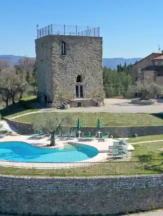 Propriété avec tour médiévale, deux maisons en pierre, 4 unités, piscine et oliveraie