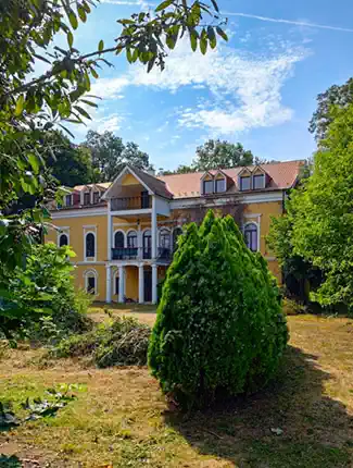 Manoir rénové avec parc et installations équestres à Kovarce, Slovaquie, Kovarce, Région de Nitra