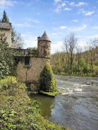 Moulin à eau du 16ème siècle avec cascade de 40m - Vallée du Tarn, Tanus, Occitanie