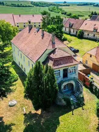 Domaine avec château baroque à Milčeves, Žatec, Région d'Ústí nad Labem