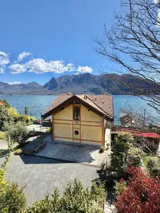 Demeure rénovée avec trois unités d’habitation et vue sur le lac