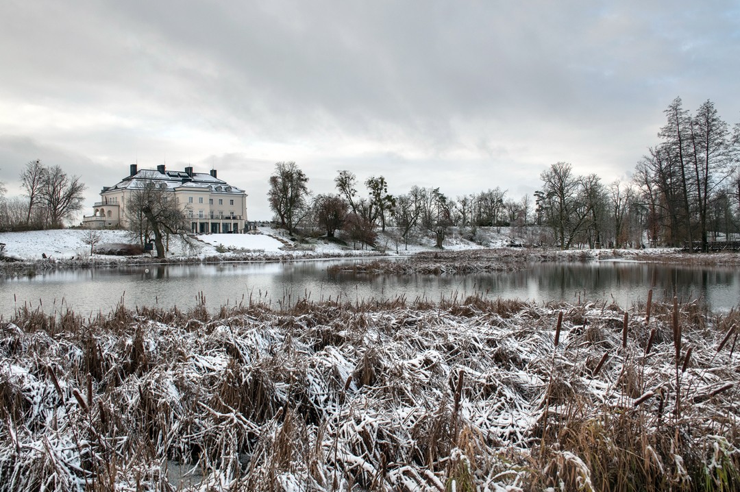 Château à Komierowo, parc avec paysage de bassins